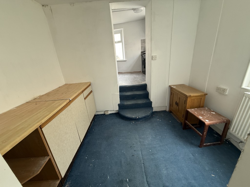 Lot: 5 - VACANT MIXED USE FOUR STOREY PROPERTY WITH FURTHER POTENTIAL - Flat-Breakfast room